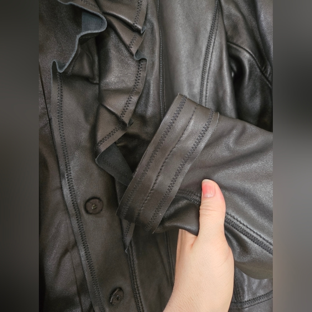 Tahari | Elegant Black Ruffled Women's Leather Jacket, Ptp 19 1/2" - Picture 8 of 8